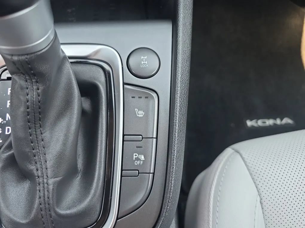 Used 2023 Hyundai Kona Limited AWD/4WD image 35