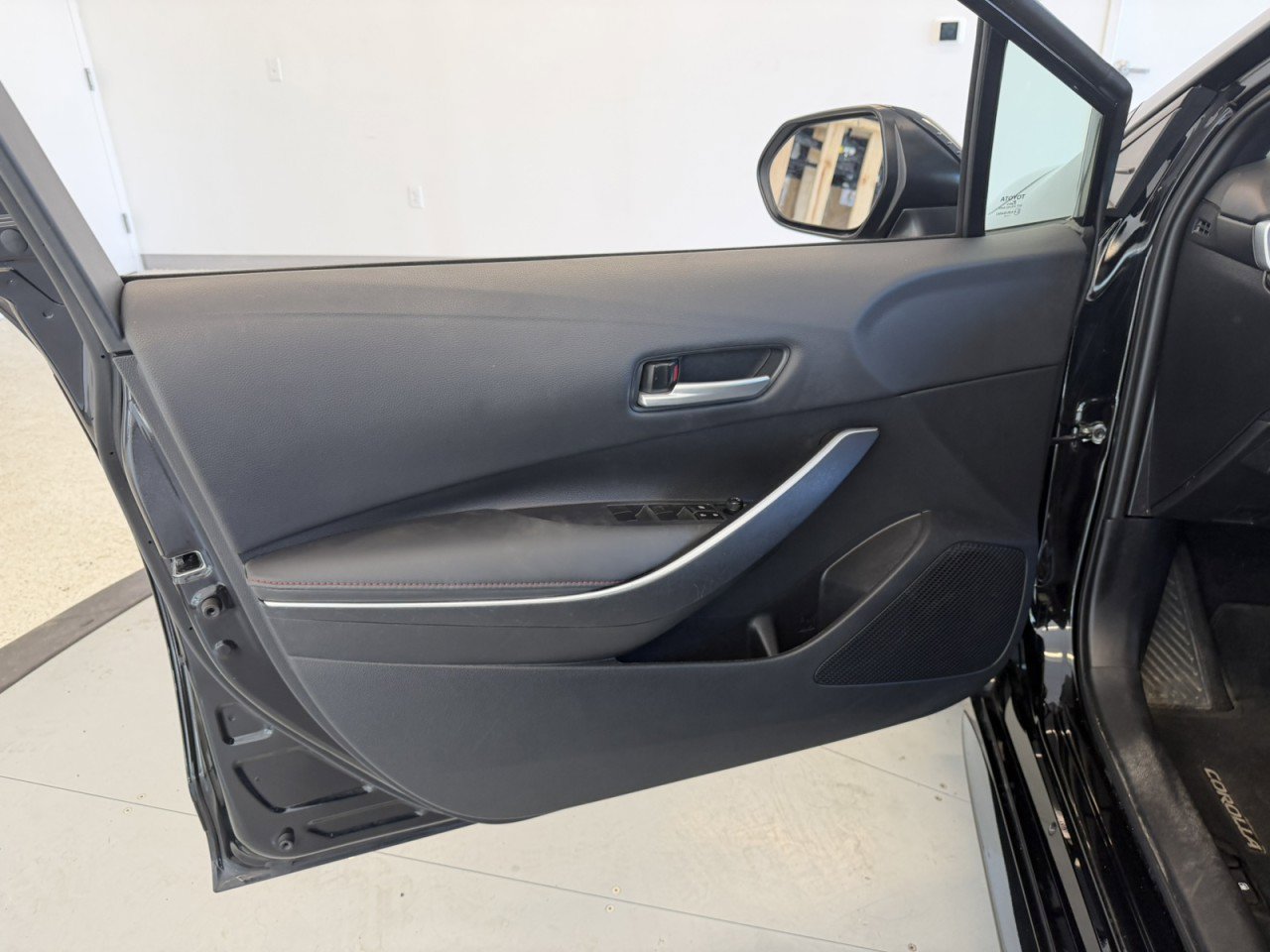 Used 2023 Toyota Corolla SE w/ Carpet Mat Package (TMS) FWD image 24