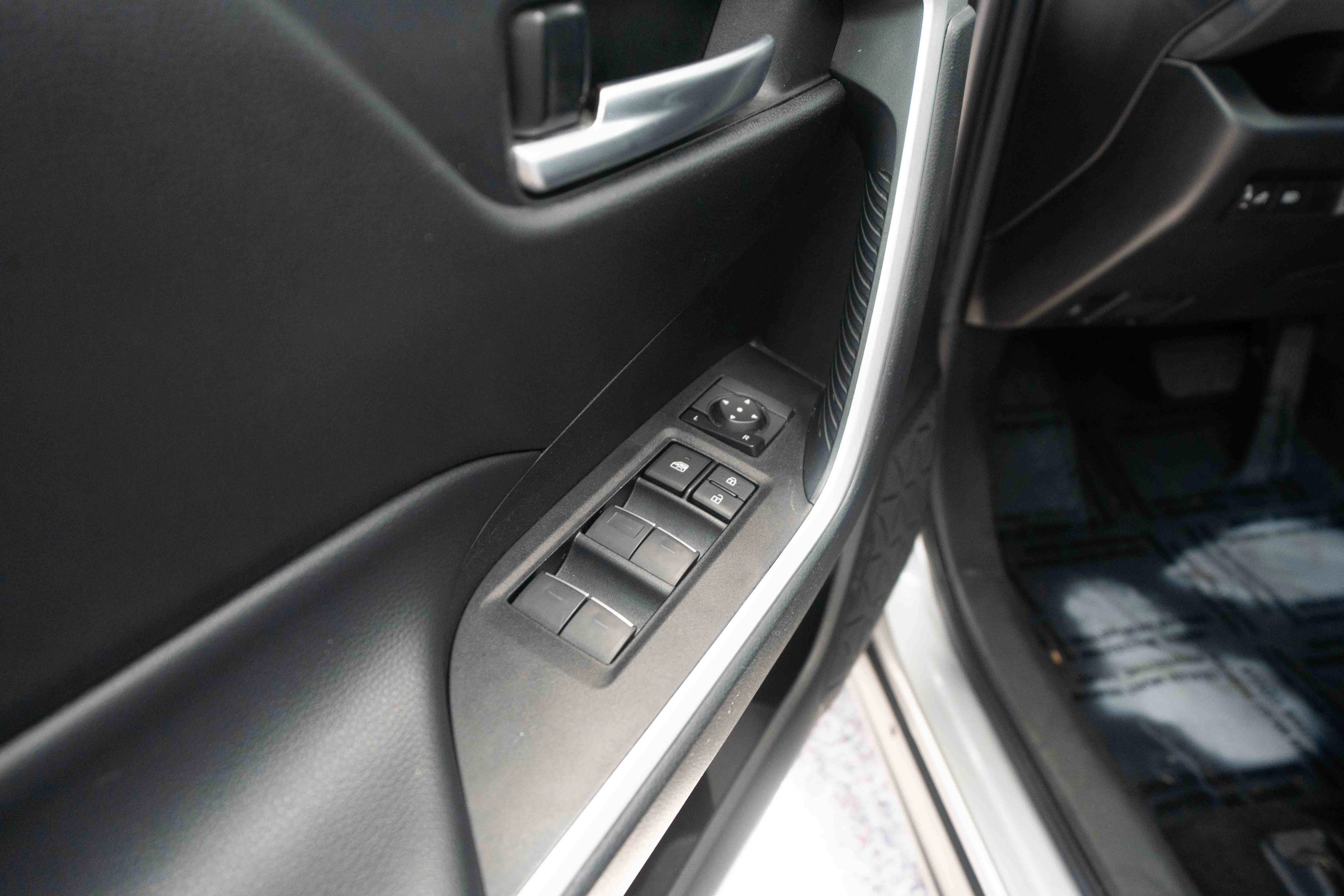 Used 2023 Toyota RAV4 SE image 8