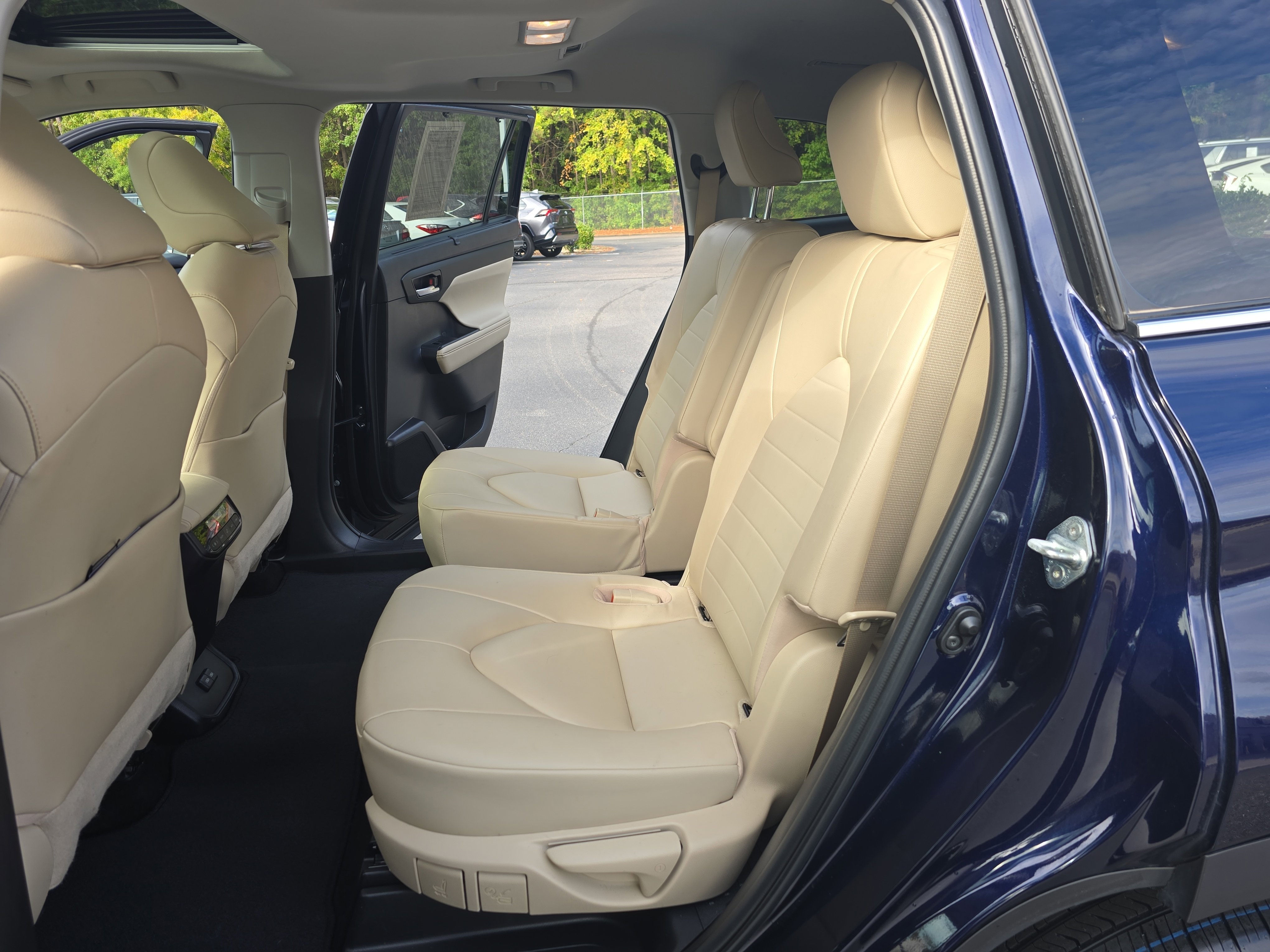 Used 2023 Toyota Highlander XLE image 15