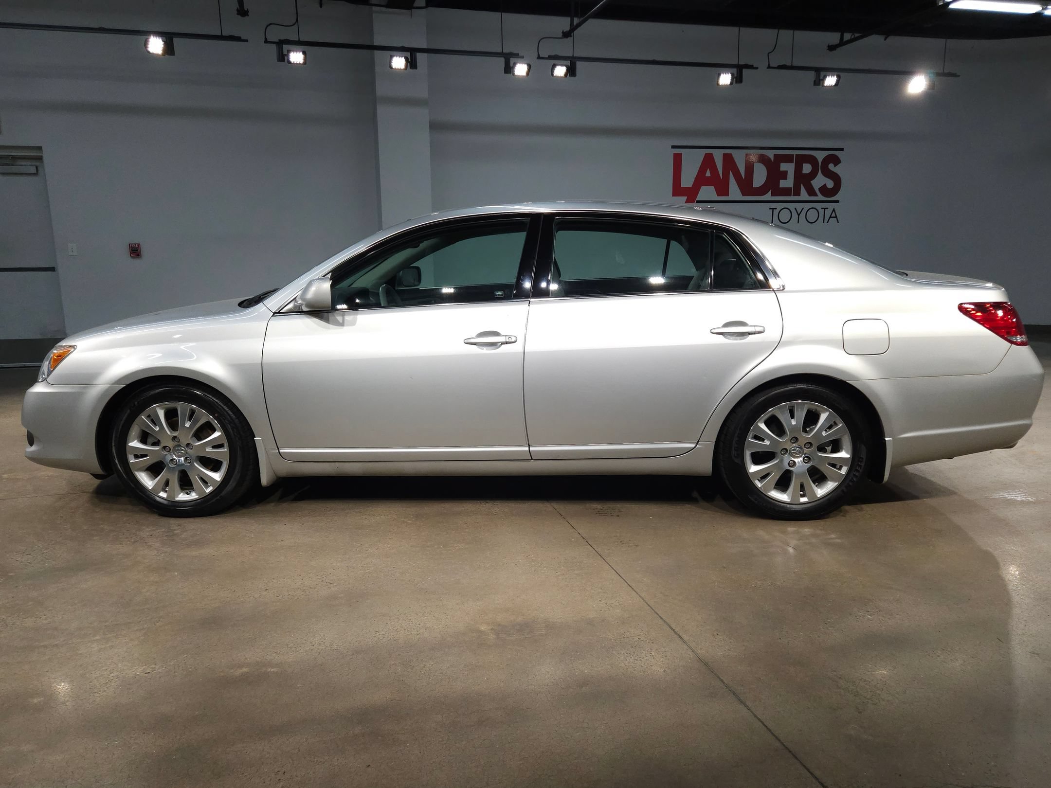 Used 2009 Toyota Avalon XLS FWD image 4