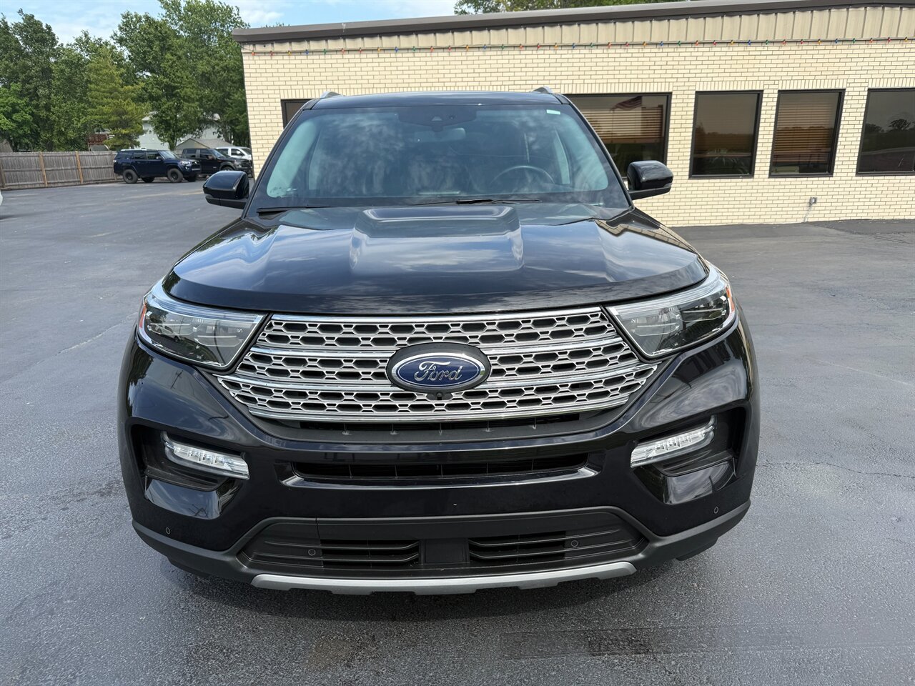 Used 2022 Ford Explorer Limited w/ Class IV Trailer Tow Package AWD/4WD image 4