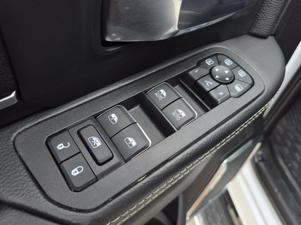 Used 2025 RAM 3500 Laramie AWD/4WD image 22