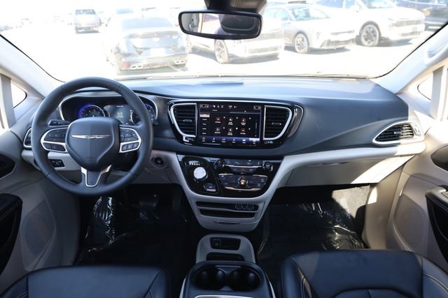 Used 2024 Chrysler Pacifica Touring-L FWD image 12