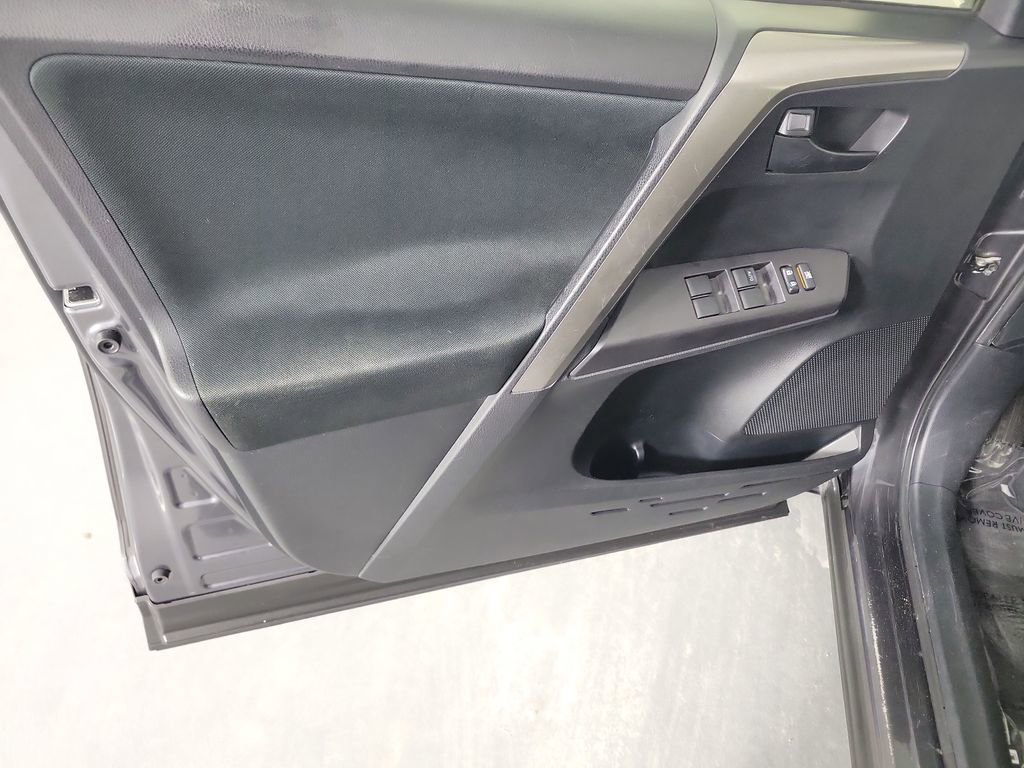 Used 2018 Toyota RAV4 LE FWD image 20