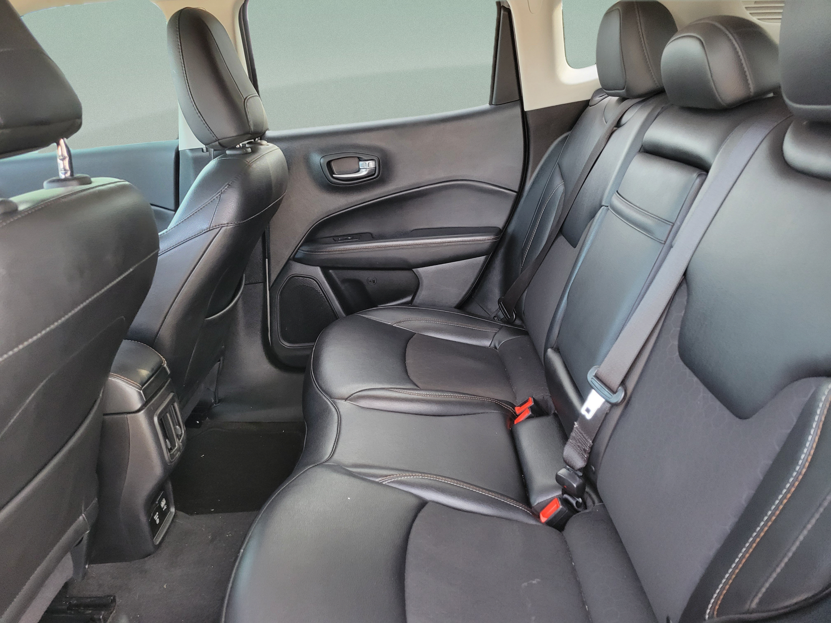 Used 2019 Jeep Compass Latitude FWD image 10