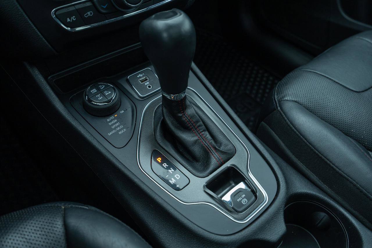 Used 2020 Jeep Cherokee Trailhawk AWD/4WD image 24