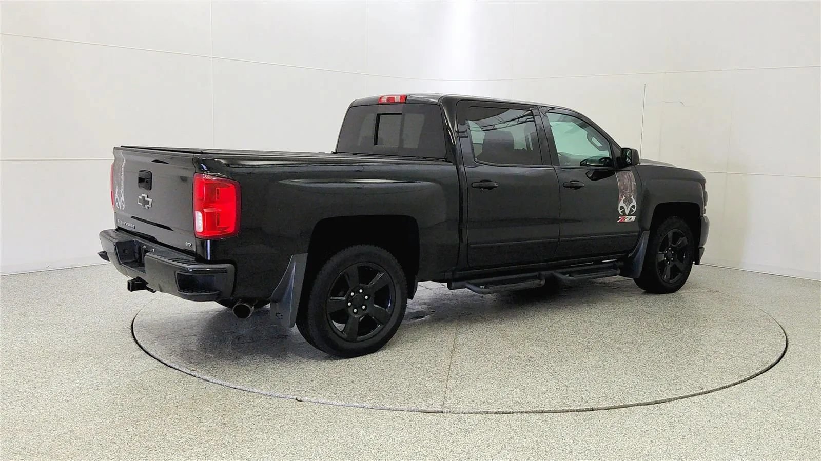 Used 2017 Chevrolet Silverado 1500 LTZ Z71 w/ Realtree Edition AWD/4WD image 7