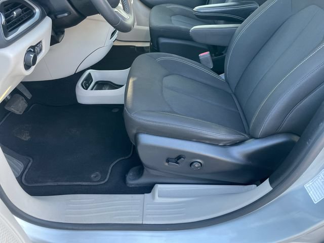 Used 2023 Chrysler Voyager LX FWD image 9