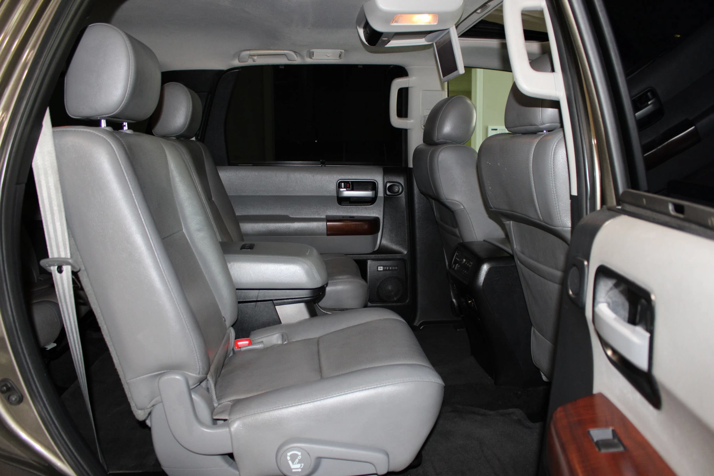 Used 2014 Toyota Sequoia Platinum RWD image 39