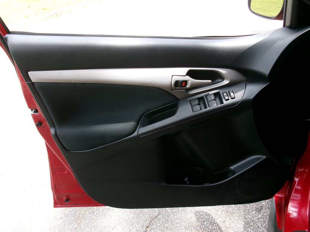 Used 2009 Pontiac Vibe w/ Preferred Package FWD image 9