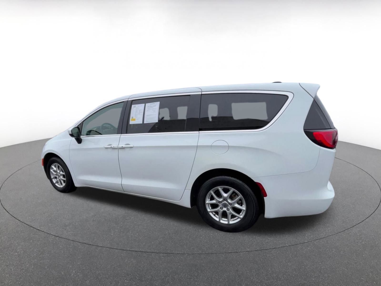 Used 2023 Chrysler Voyager LX image 10