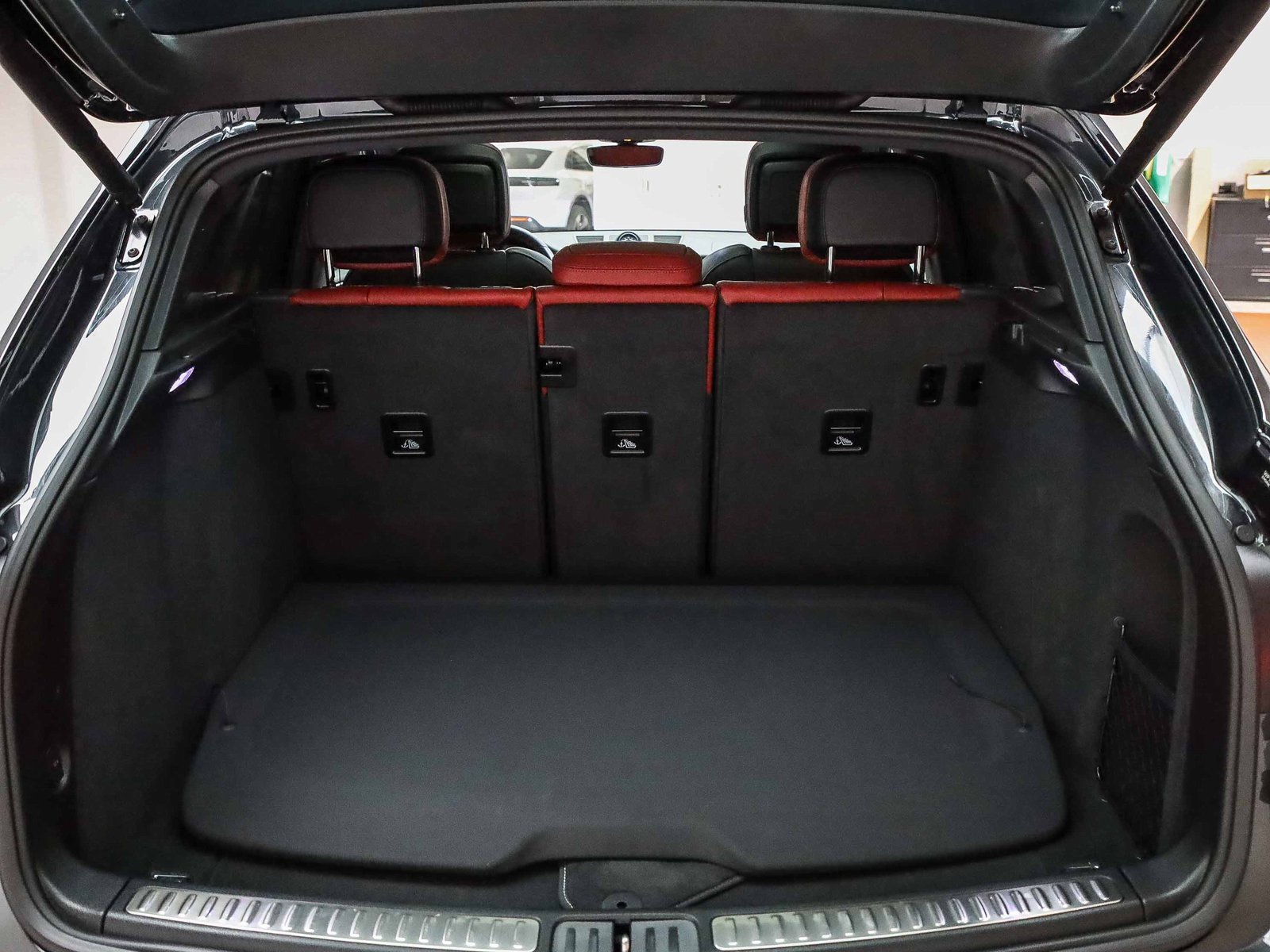 Used 2025 Porsche Macan image 32