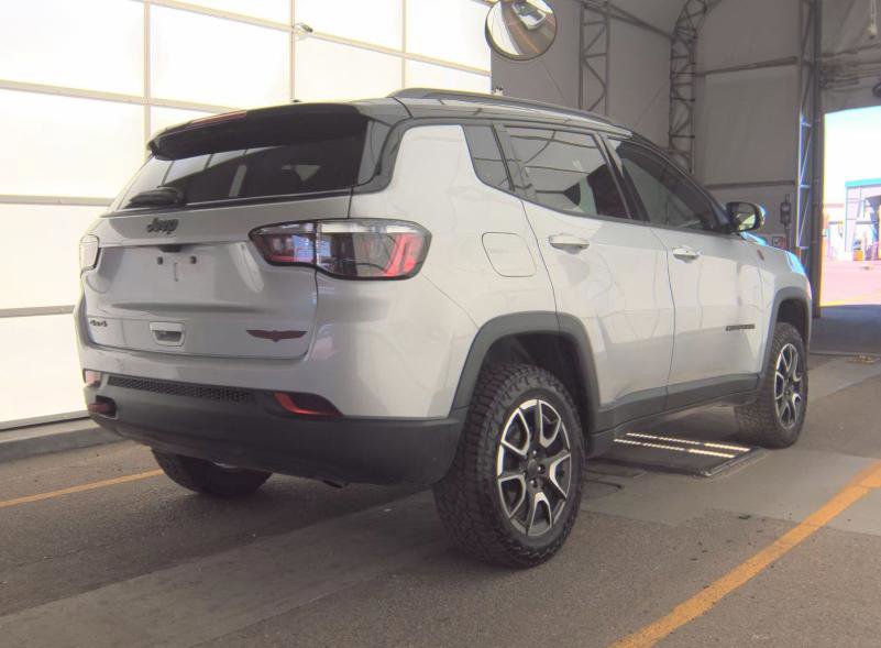Used 2025 Jeep Compass Trailhawk image 2