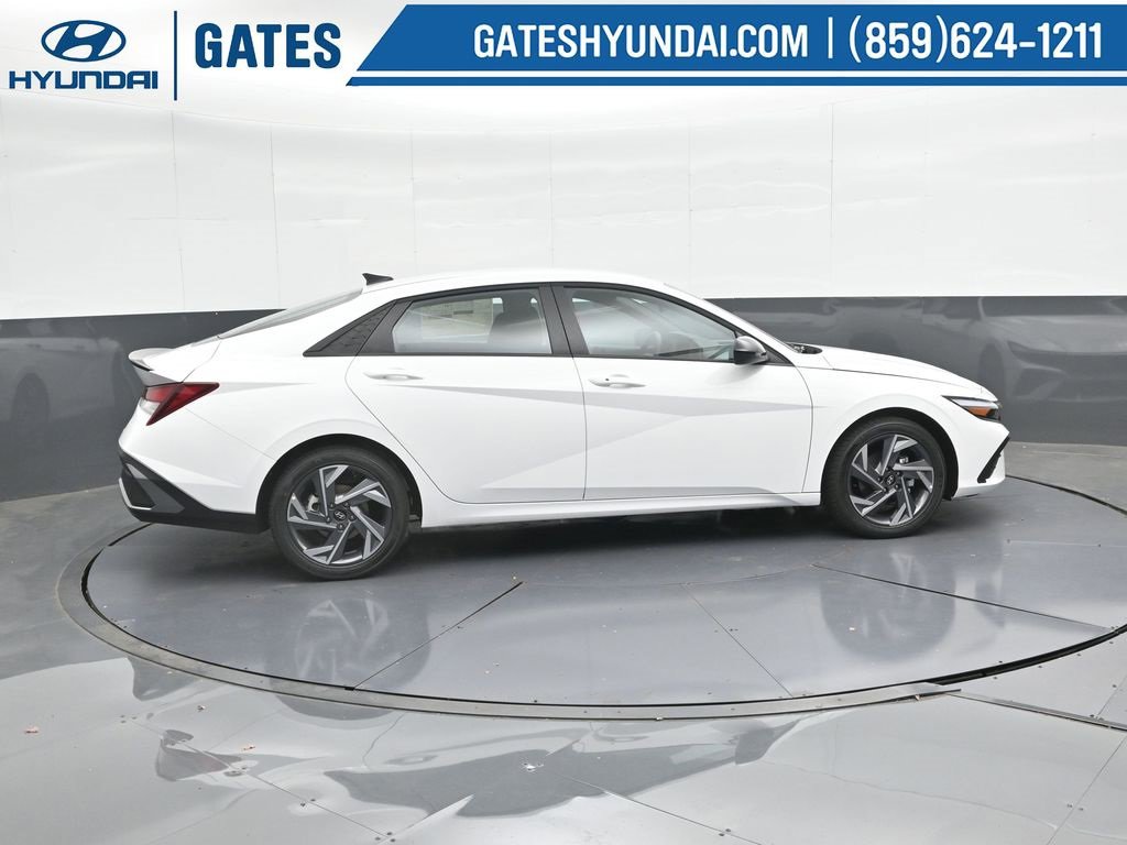 Used 2025 Hyundai Elantra Sport image 3
