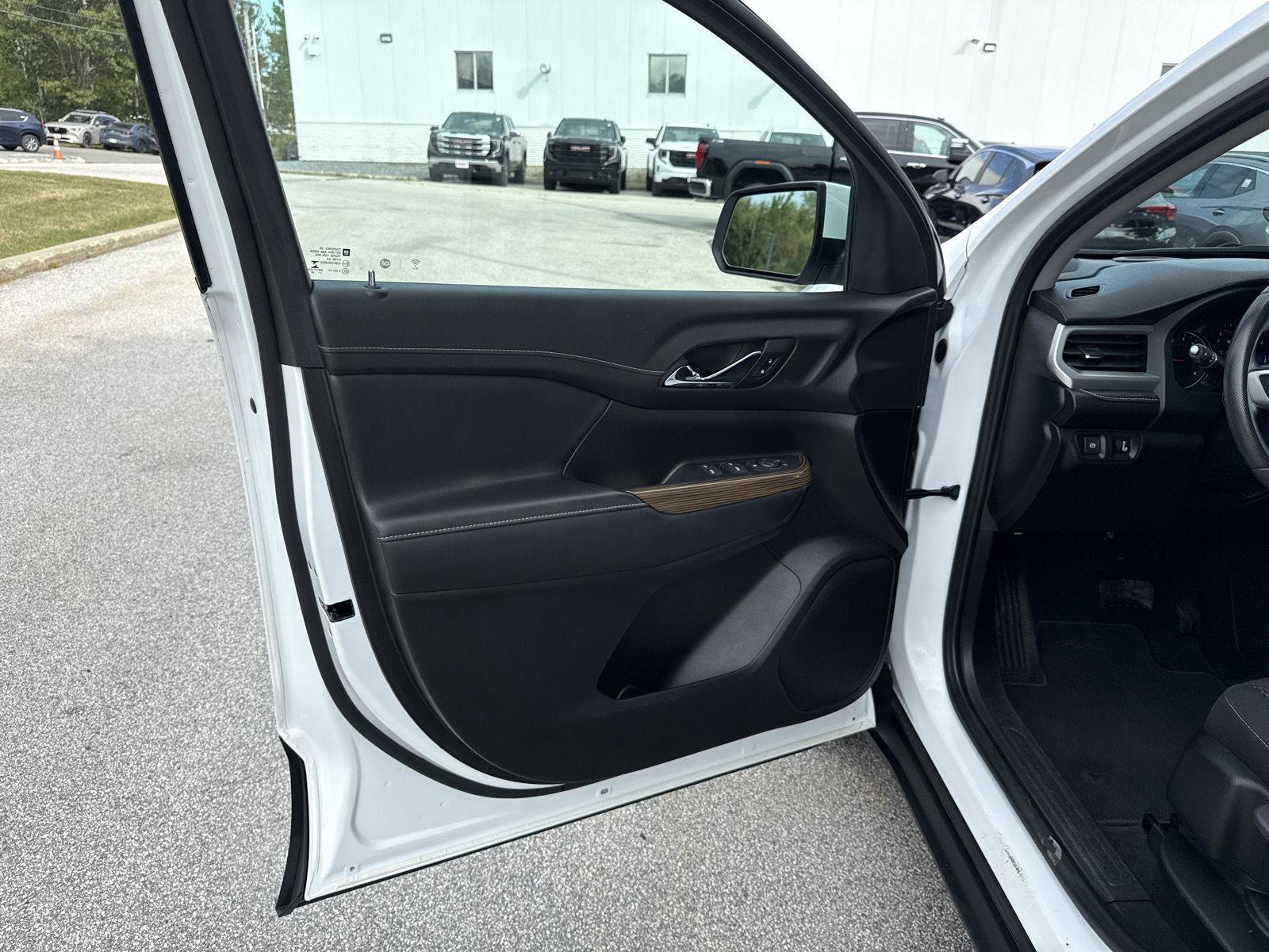 Used 2023 GMC Acadia SLE image 10