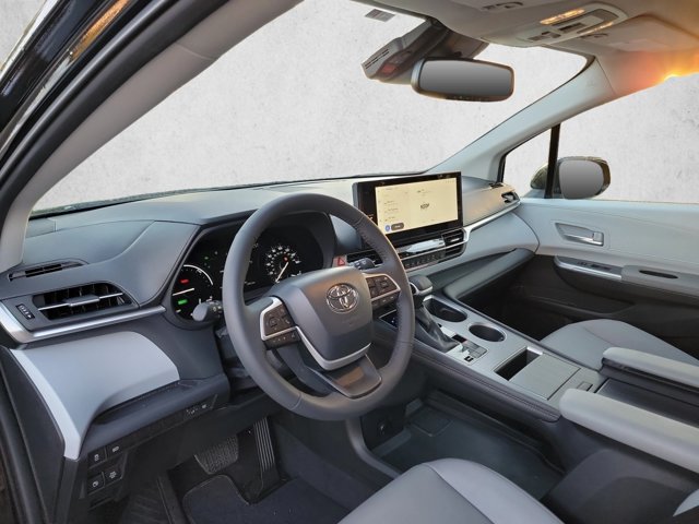 Used 2026 Toyota Sienna XLE FWD image 10