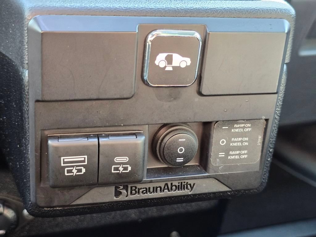 Used 2023 Toyota Sienna XLE w/ XLE Plus Package FWD image 34