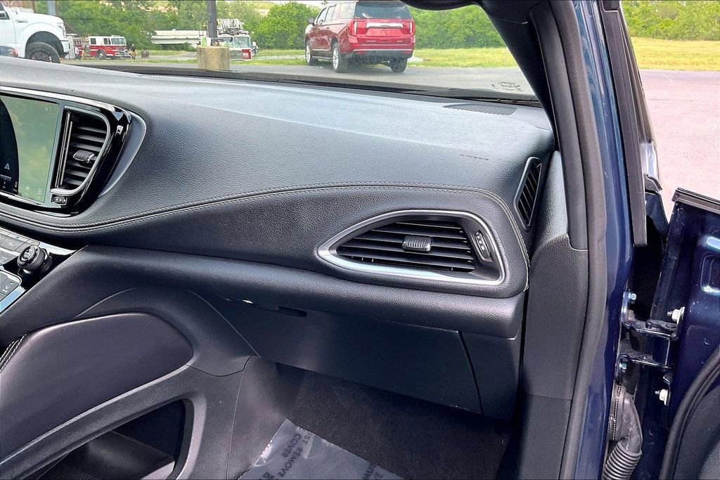 Used 2025 Chrysler Pacifica Limited FWD image 29