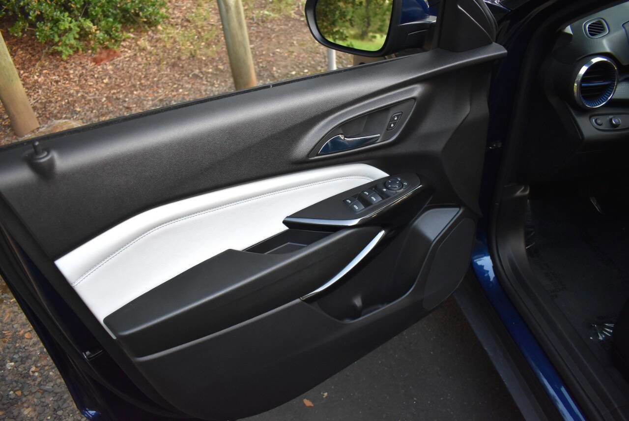 Used 2024 Chevrolet Trax LT w/ Sunroof Package FWD image 54