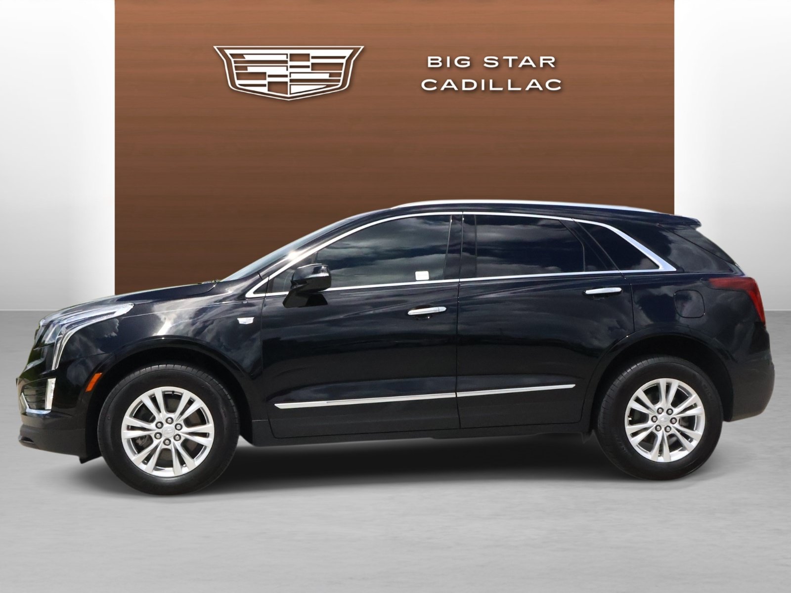 Used 2025 Cadillac XT5 Luxury w/ LPO, Floor Liner Package FWD image 2
