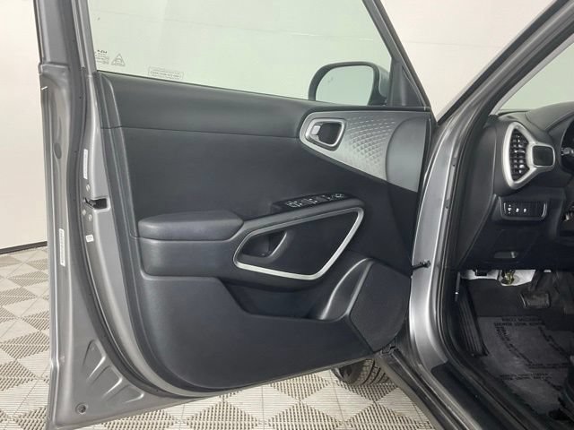 Used 2025 Kia Soul LX w/ LX Technology Package FWD image 11