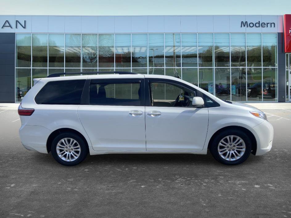 Used 2016 Toyota Sienna XLE FWD image 4