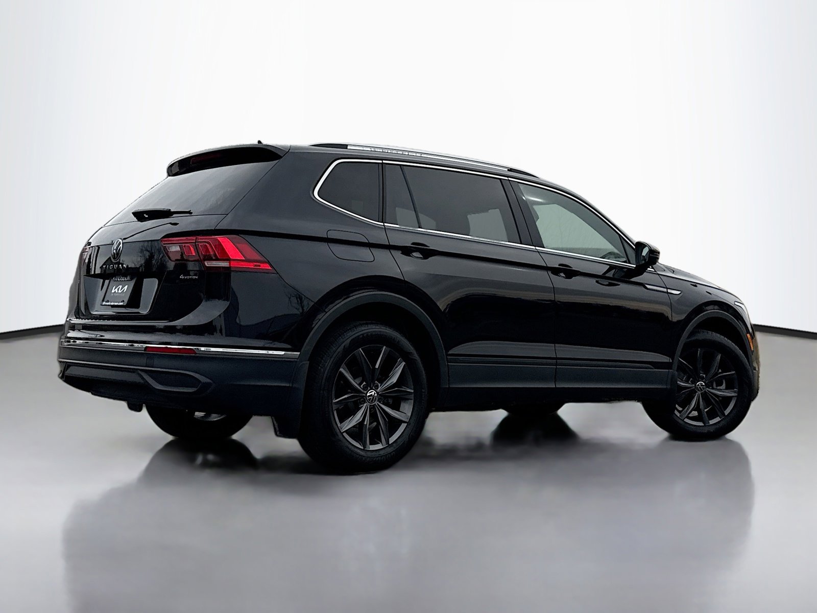 Used 2024 Volkswagen Tiguan SE image 2