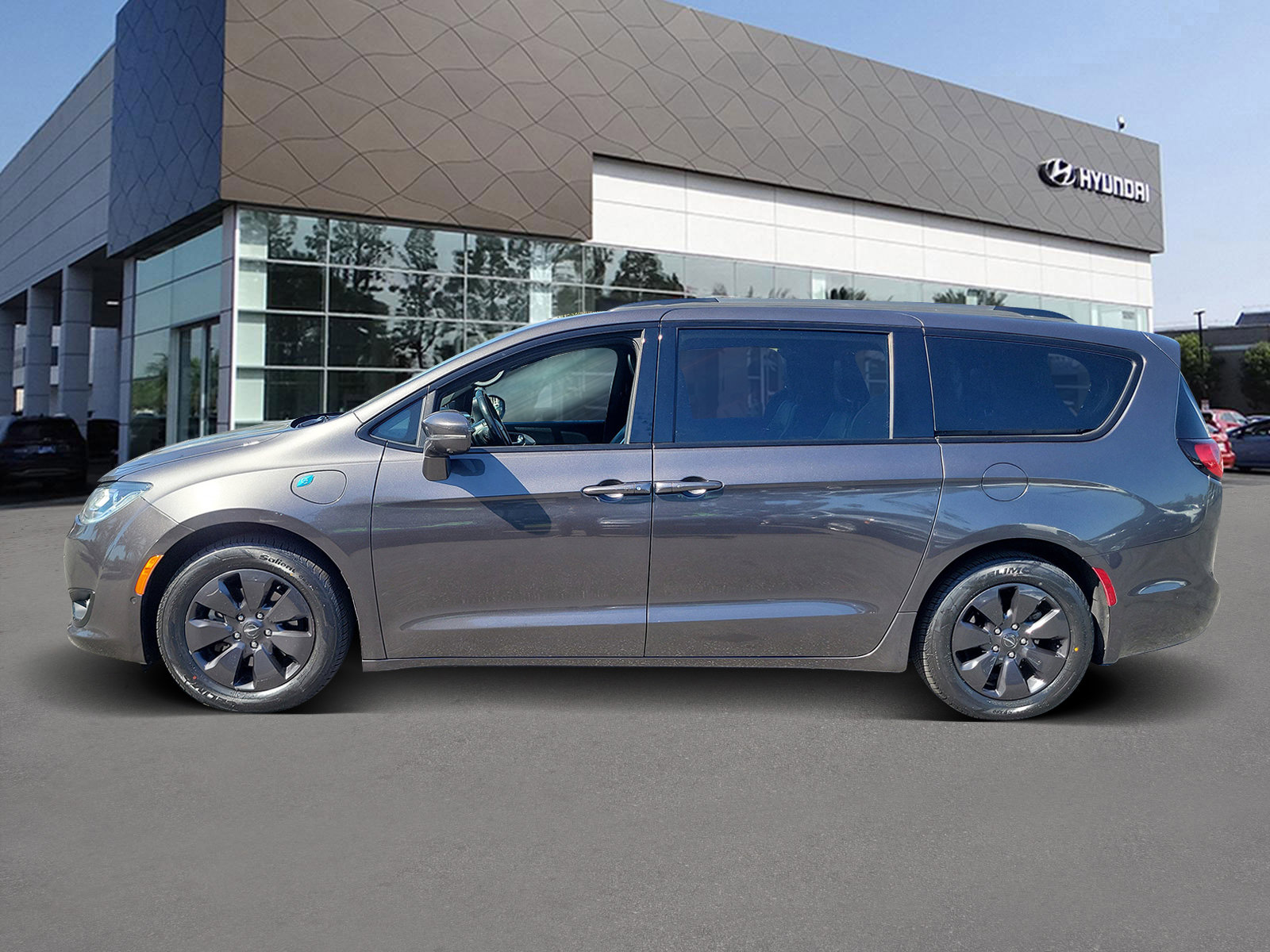 Used 2019 Chrysler Pacifica Limited w/ Advanced Safetytec Group FWD image 3