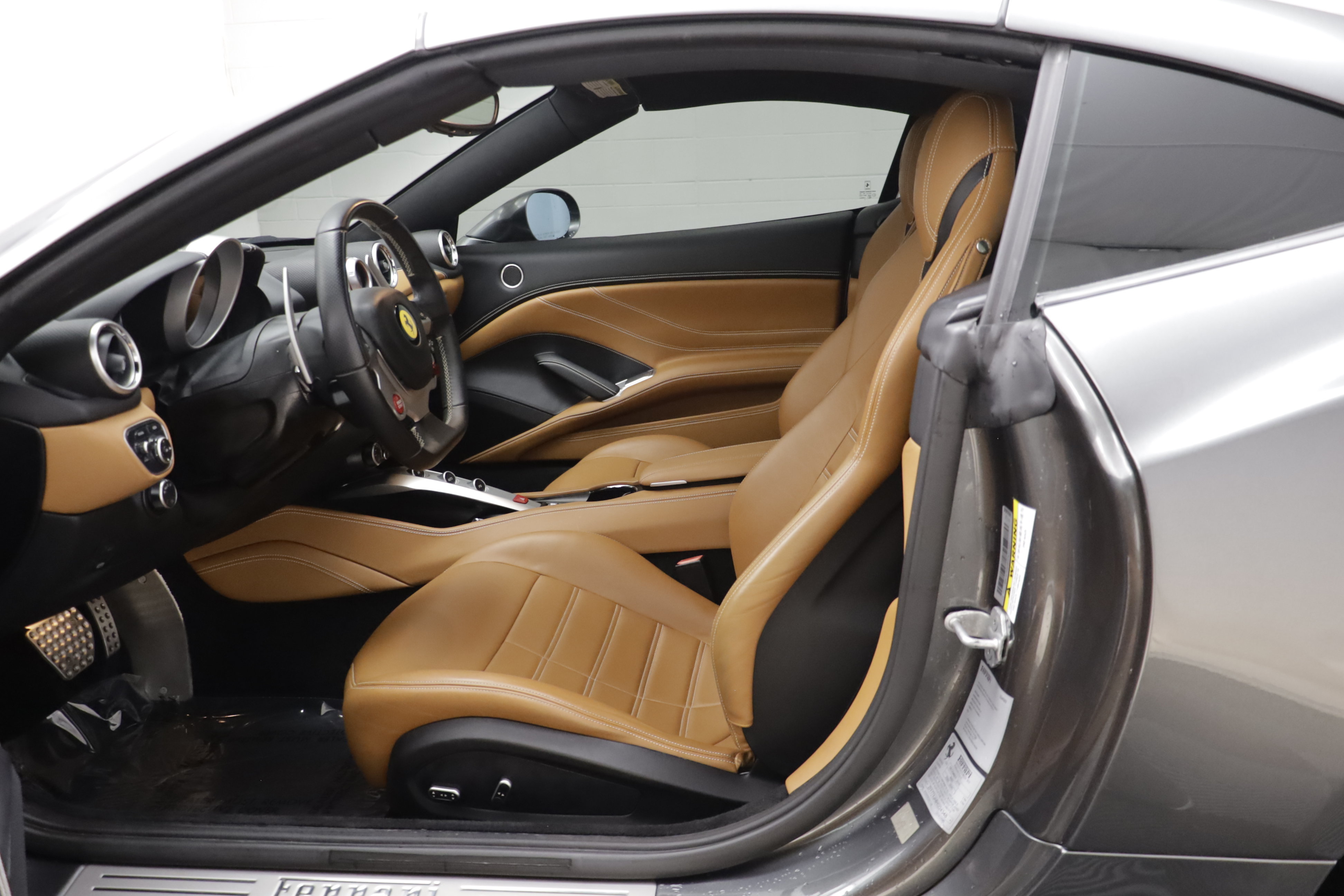Used 2017 Ferrari California T RWD image 7