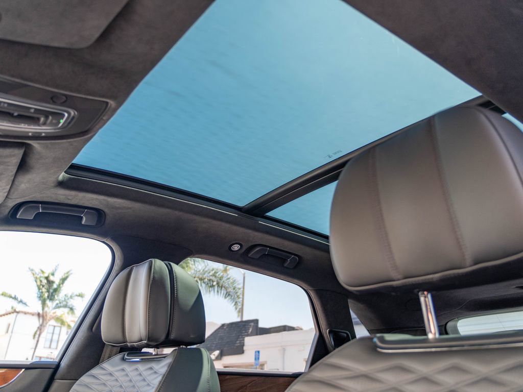 Used 2024 Bentley Bentayga image 29