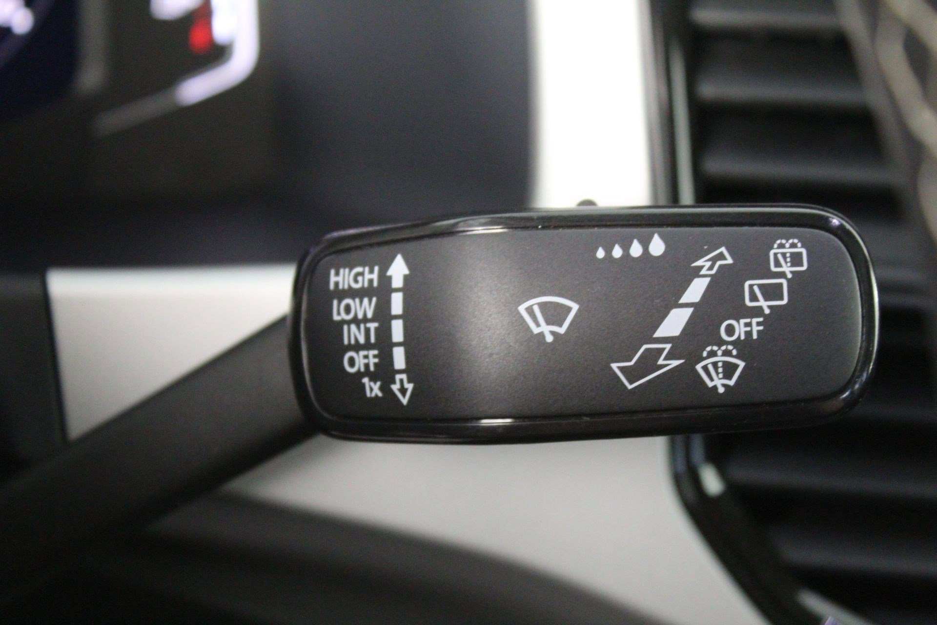 Used 2023 Volkswagen Atlas SE w/ Panoramic Sunroof Package image 31