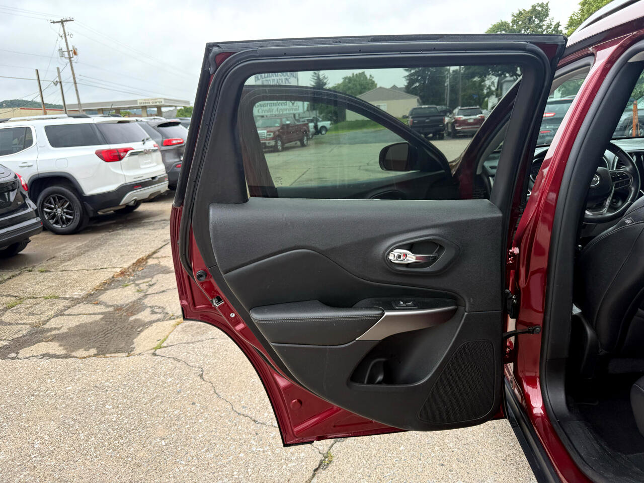 Used 2019 Jeep Cherokee Limited image 33