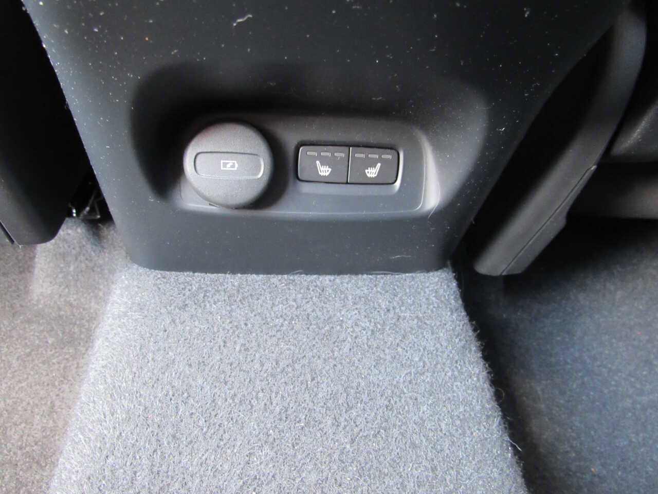 Used 2021 Volvo XC40 T5 Momentum image 13