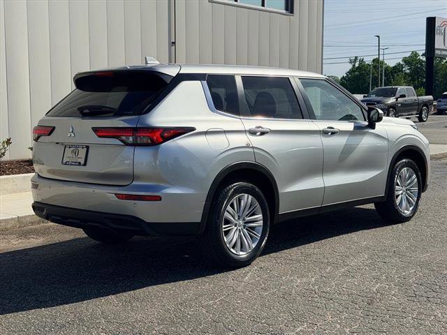 Used 2024 Mitsubishi Outlander ES image 3