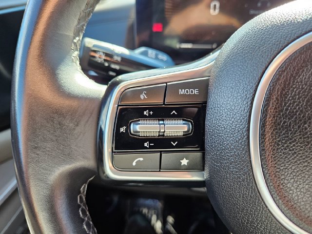 Used 2025 Kia Carnival FWD image 35