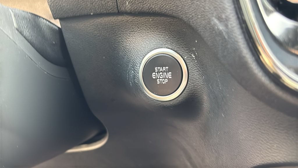 Certified 2025 Volvo XC40 B5 Plus AWD/4WD image 14