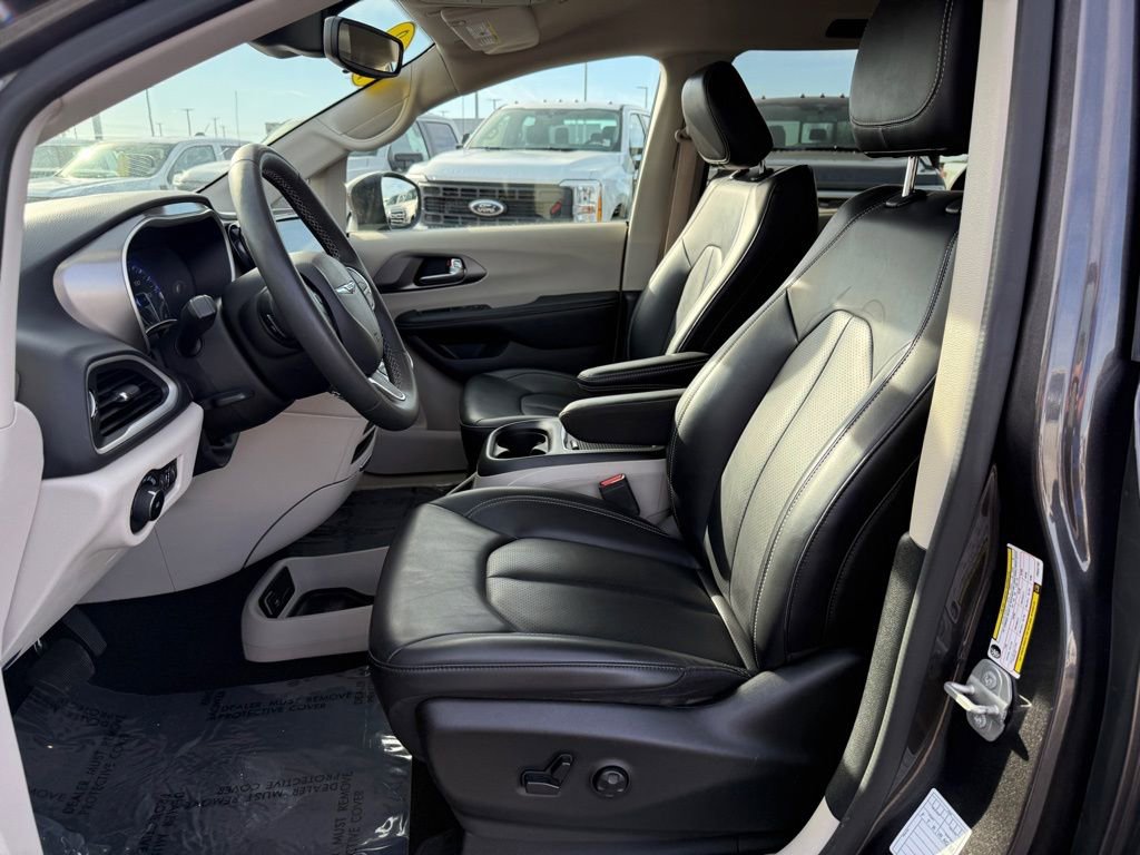 Used 2023 Chrysler Pacifica Touring-L image 5