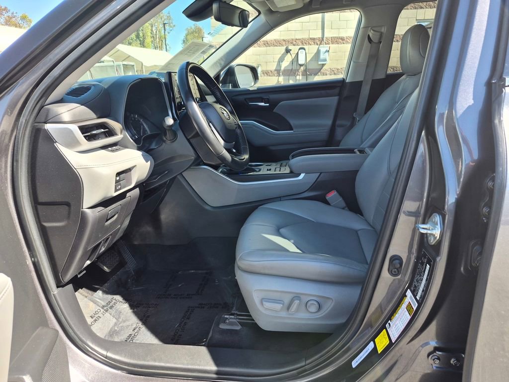 Used 2022 Toyota Highlander XLE image 13