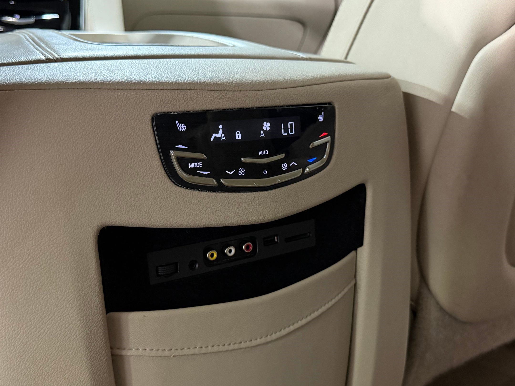 Used 2015 Cadillac Escalade Luxury AWD/4WD image 37