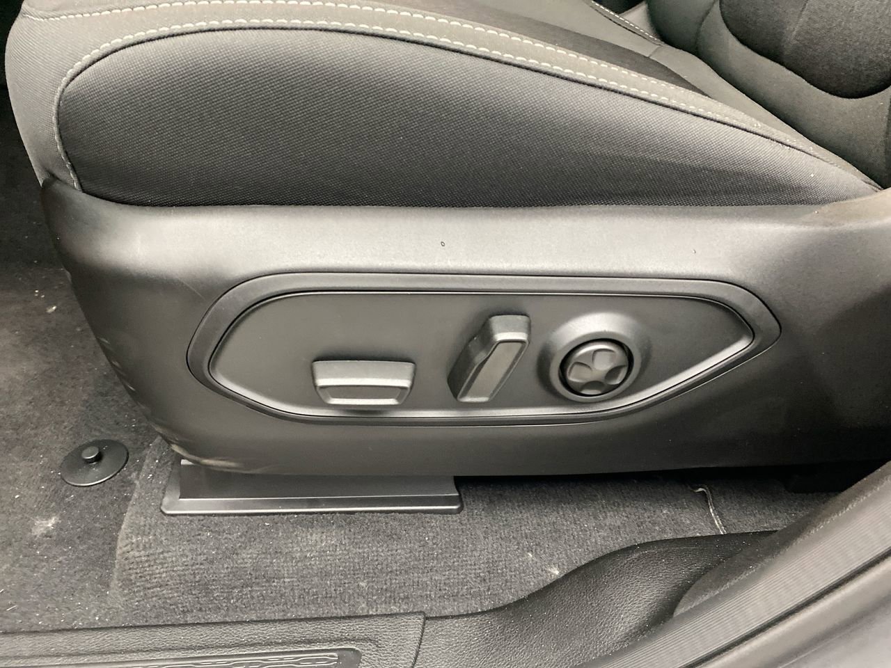 New 2025 Jeep Grand Cherokee Laredo X w/ Luxury Tech Group I AWD/4WD image 13