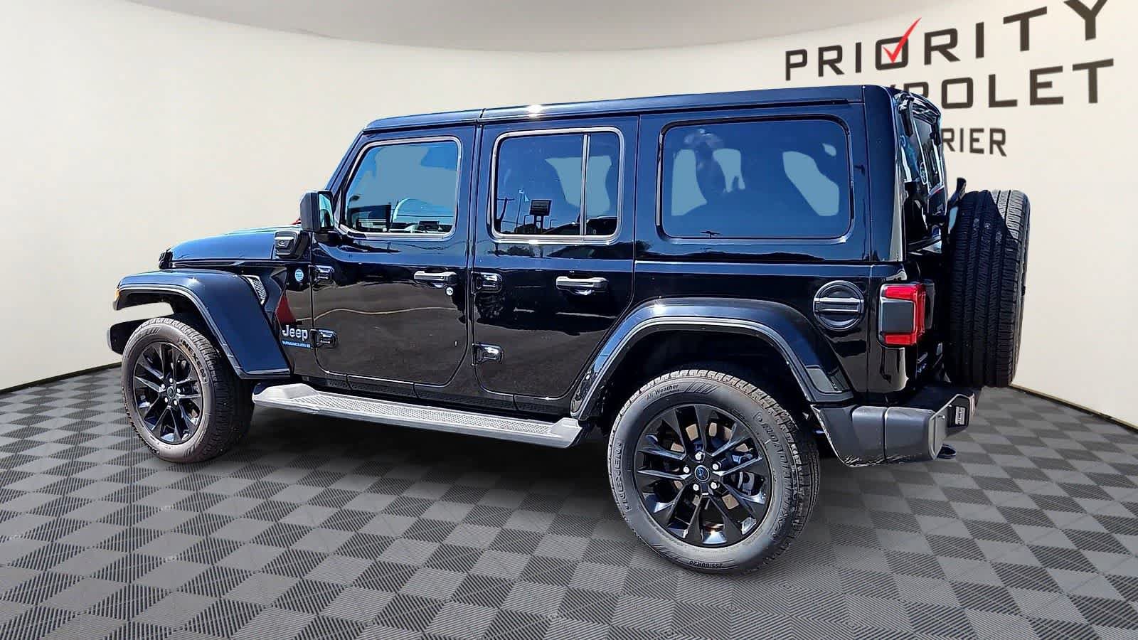 Used 2025 Jeep Wrangler Unlimited Sahara AWD/4WD image 6