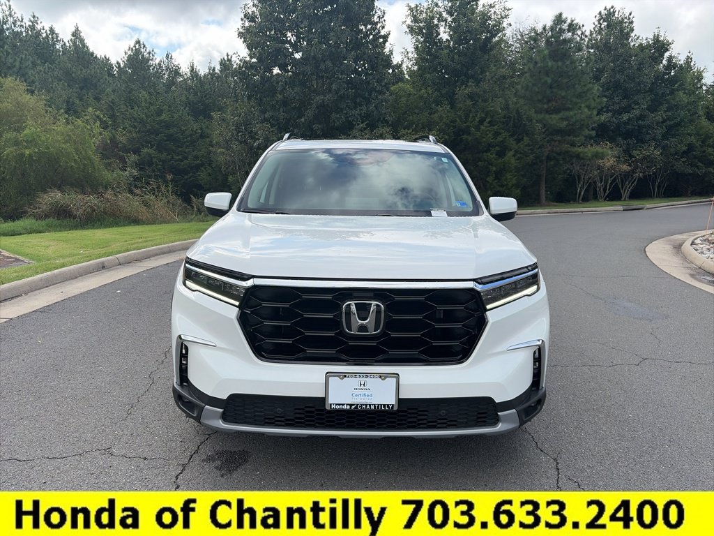 Used 2025 Honda Pilot Touring image 2