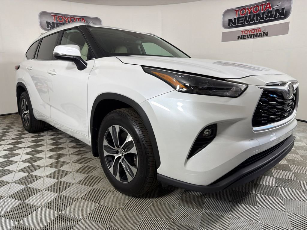 Used 2025 Toyota Highlander XLE AWD/4WD image 1