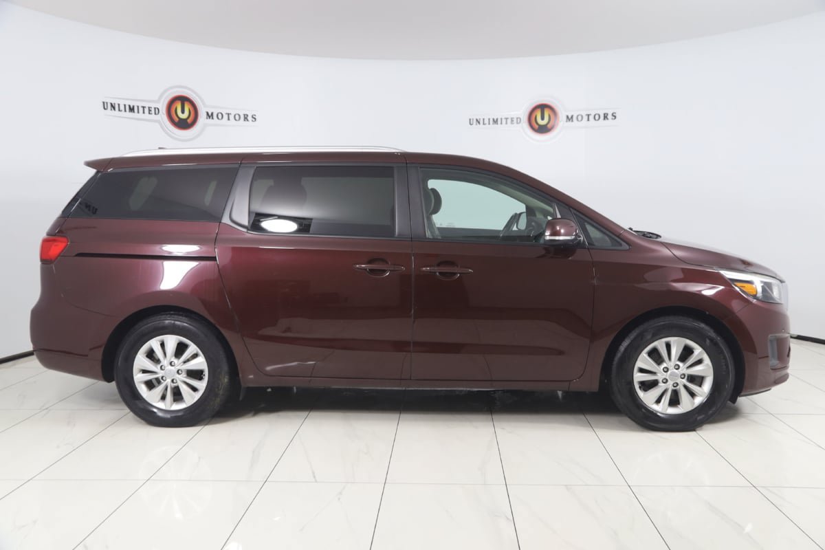 Used 2017 Kia Sedona LX w/ LX Essentials Premium Package FWD image 2