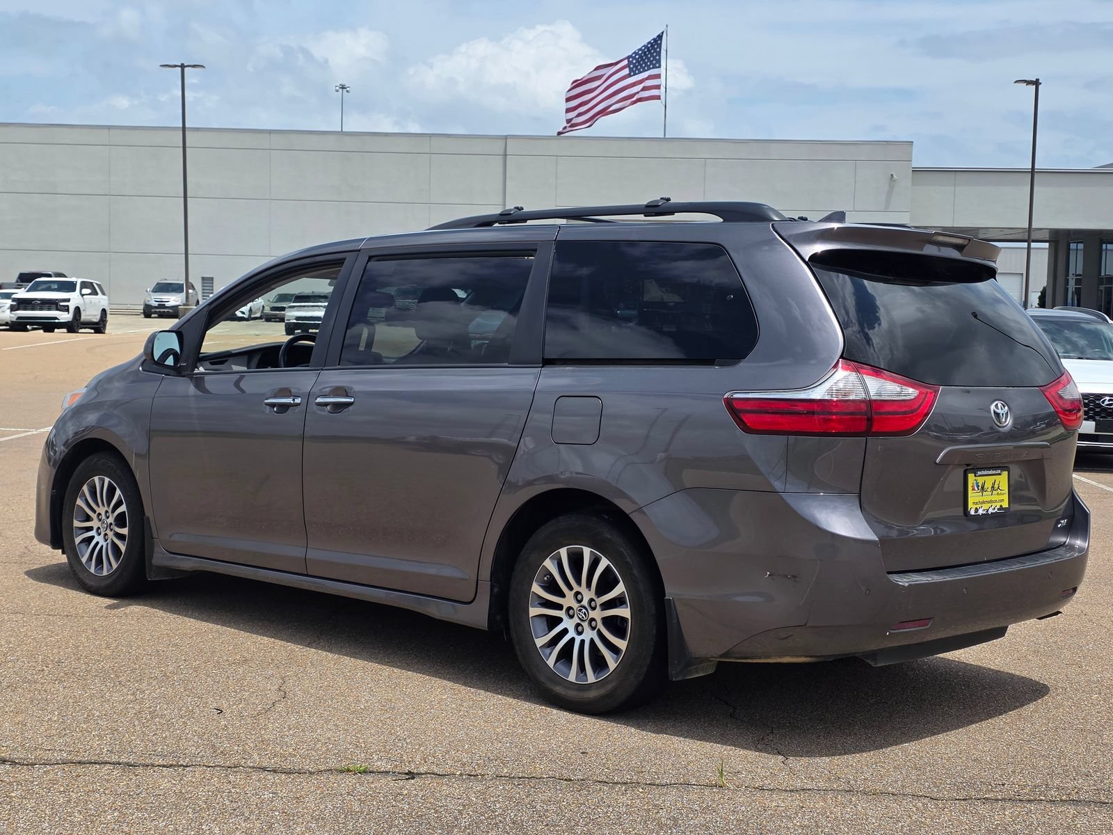 Used 2018 Toyota Sienna XLE w/ XLE Navigation Package FWD image 7