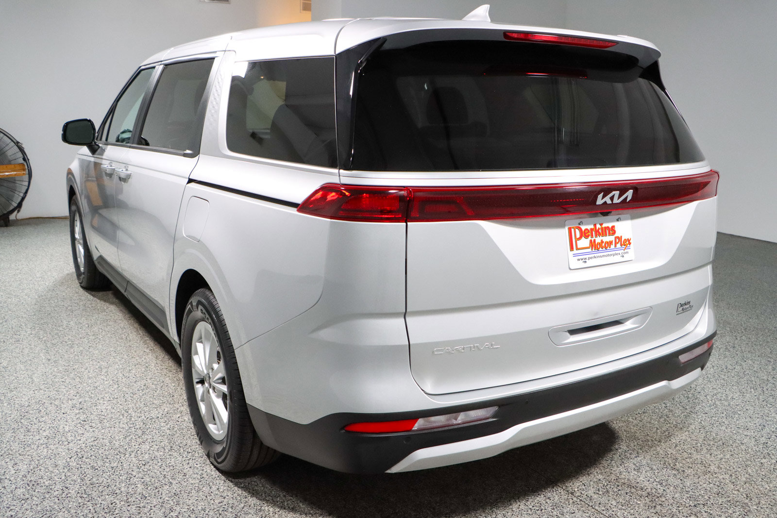 Used 2023 Kia Carnival LX image 9