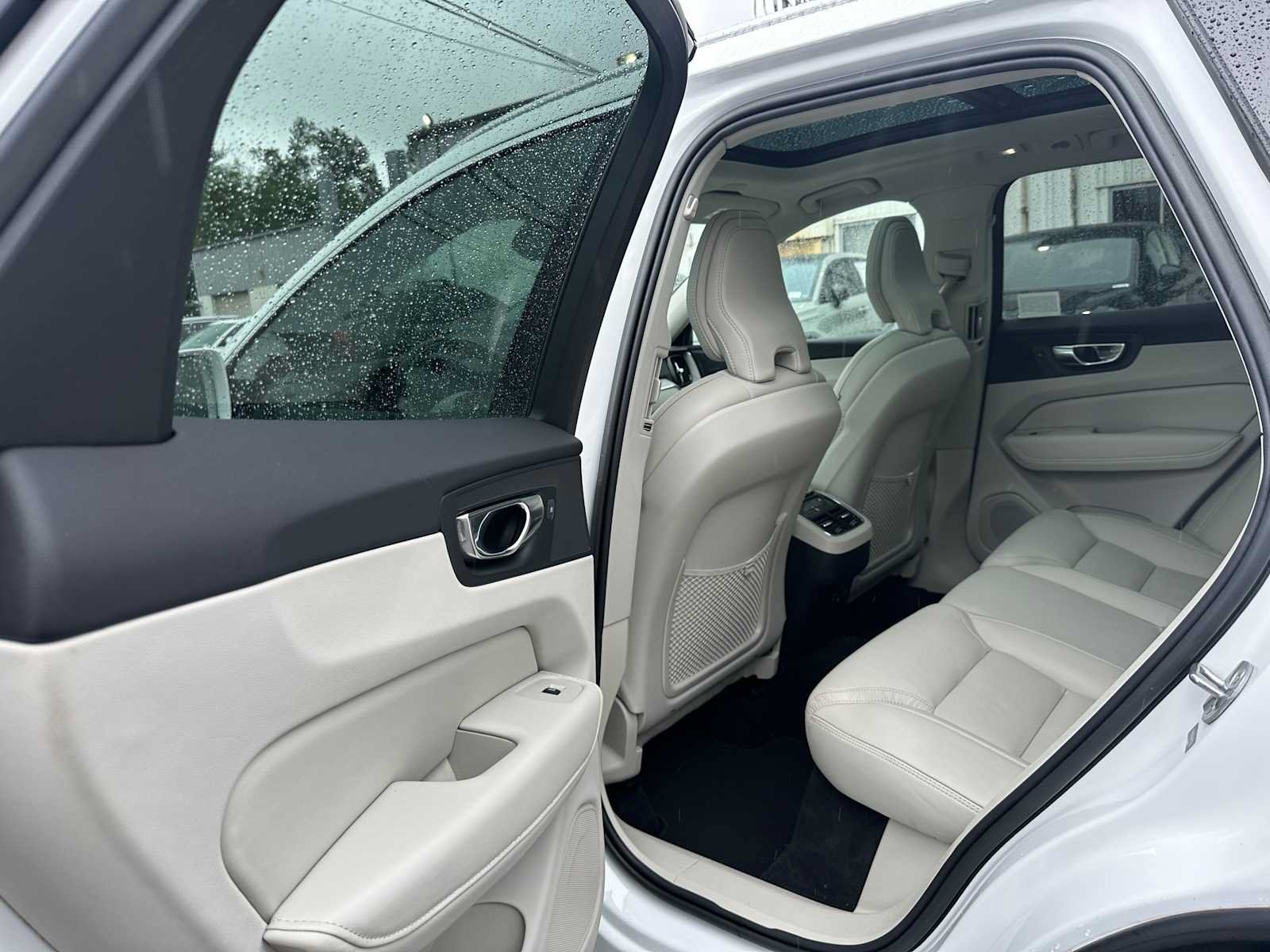 Used 2023 Volvo XC60 B6 Ultimate w/ Protection Package Premier AWD/4WD image 16