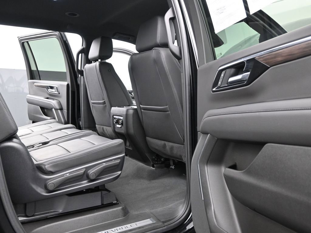 Used 2025 Chevrolet Suburban LT image 18
