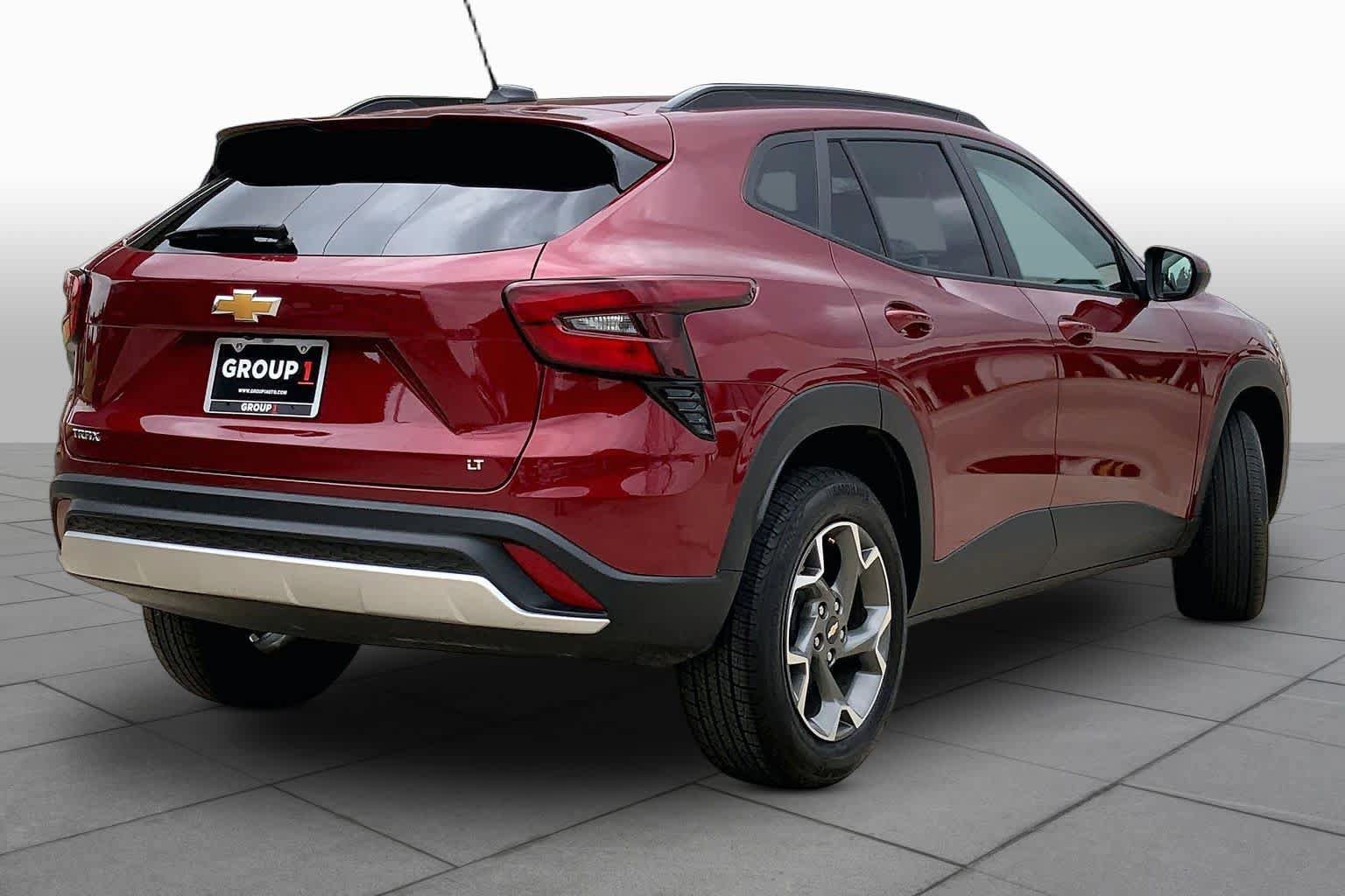 Used 2025 Chevrolet Trax LT FWD image 13